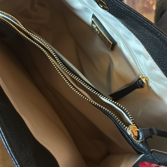 Brand New Valentino pebble finish V embossed front w/ dust cover bag - Picture 15 of 16